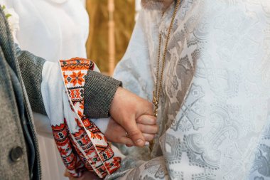 Birleştirilmiş Ellerin Birleştirdiği Geleneksel Düğün Töreni.