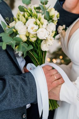 Zarif Beyaz Çiçekler ve Okaliptüs Yapraklı Romantik Düğün Çiçeği.