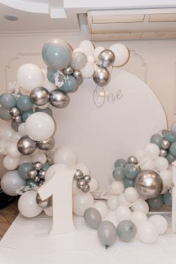 İlk Doğum Günü Kutlaması için Zarif Balon Dekorasyonu.