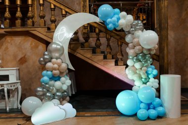 İlk Doğum Günü Kutlaması için Ay ve Bulut Temalı Şenlikli Balon Kemeri.