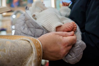 Bir Bebek Ayağıyla Vaftiz Töreni Bakıcının Kollarında Vurgulandı.