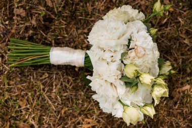 Altın Yüzüklü Zarif Beyaz Gelin Buketi.