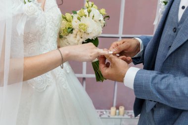 Tören sırasında alyans değişimi.