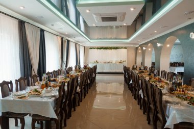 Uzun Masaları ve Gurme Yemekleri Gösterisiyle Zarif Şölen Salonu.