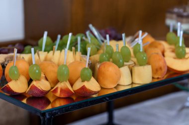 Dilimlenmiş Şeftali, Elma ve Üzümlü Canlı Meyve Tabağı.