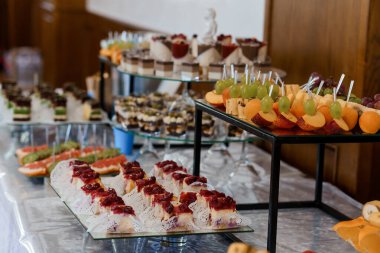 Çeşitli İkramlarla Zarif Tatlı Masa Düzenlemesi.