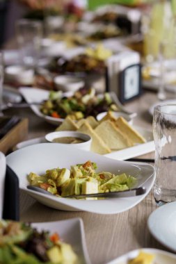 Taze Gurme Salatası Tahta Masa 'ya Yayın.