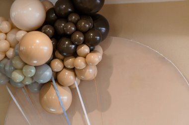 Kutlamalar için Tarafsız Tonlarla Zarif Balon Düzenlemesi.