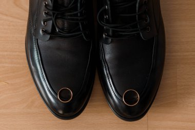 İpuçlarında alyanslar olan zarif siyah deri ayakkabılar..