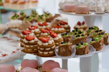 Pasta ve Tatlıların Lezzetli Bir Pastanede Gösterimi.