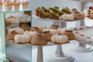 Bir Gurme Pasta Etkinliğinde Sanatsal Kurgulanmış Tatlıların Zarif Gösterimi.