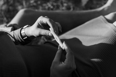 Hamile Testi Kadın Elleriyle Siyah-Beyaz Sonuçları.