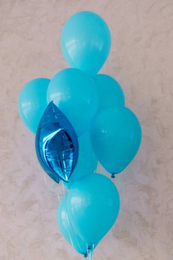 Parlak Mavi Folyo Balonlu Açık Mavi Balonların Şenlikli Düzenlemesi.