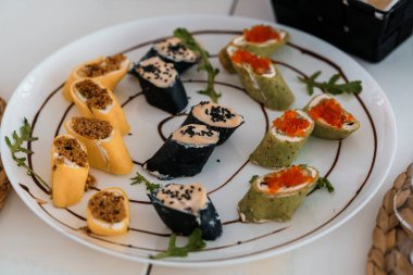 Renkli Rolls and Toppings ile nefis suşi tabağı.