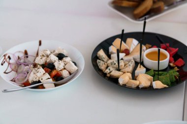 Renkli bir peynir ve taze sebze tabağı..