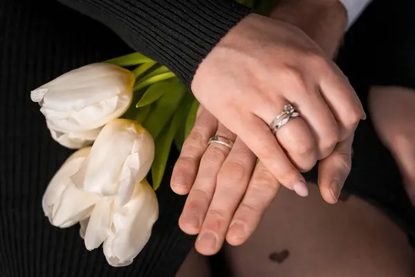 Beyaz laleler ve Birbirine dolanmış Ellerle Bağlılık Hareketi.