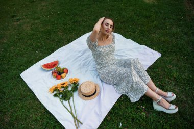 Serene Yaz Pikniği Taze Meyveler ve Moda Giyimi.