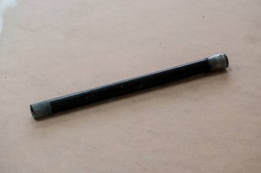 Tarafsız Arkaplanda Siyah Metal Boru.