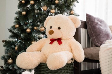 Konforlu Noel Sahnesi Büyük Dolgun Oyuncak Ayı ve Tatil Süslemeleri.