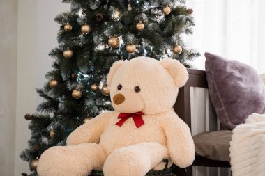 Oyuncak Ayı ve Neşeli Ağaç 'la Samimi Noel Sahnesi.