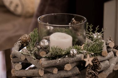 Doğal Dekor Elementleriyle Kırsal Kış Mum Masası.