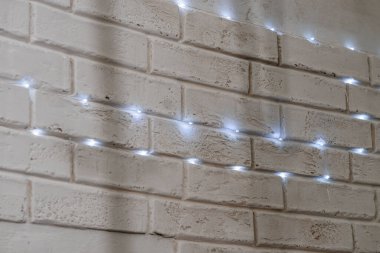 Zarif Sicim Işıklarıyla Zarif Duvar Dekoru Parlatıcı Beyaz Tuğla.