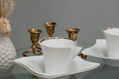 Altın Mum Tutucular ve Çiçek Düzenleme ile Zarif Çay Seti.