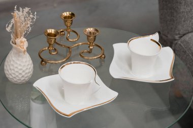 Altın Aksanlı ve Minimalist Dekorlu Zarif Kahve Masası Düzenlemesi.