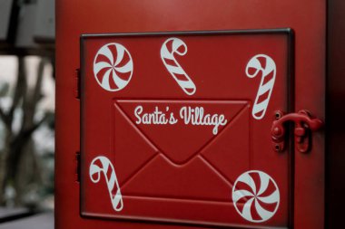 Noel Baba 'nın Köy Posta Kutusu Şeker Çubuğu Dekorasyonu.