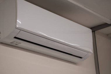 Minimalist İç Ayarlarda Duvara Bağlı Modern Havalandırma Birimi.