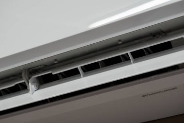 Ayarlanabilir Louvers ile Modern Klima Birim Yakın Çekim.