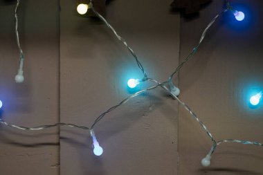 Renkli Sicim Işıkları Ahşap Duvarı aydınlatıyor.