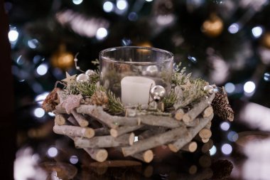 Şık Bayram Mum Masası Dekorasyonlarla çevrili.