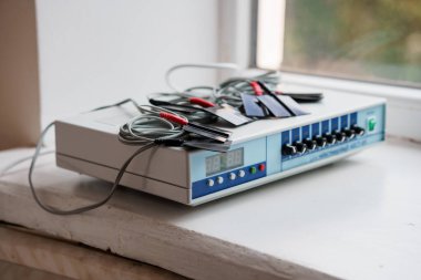Bir Pencere pervazında Kabloyla Tıbbi Elektroterapi Aygıtı.