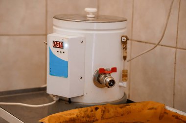 Bir Mutfak Ayarında Dijital Sıcaklık Gösterimi ile Elektrik Su Isıtıcısı.