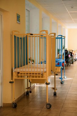 Pediatrik Bakım Tesisi Parlak Koridorda Renkli Beşikler.