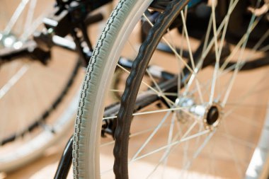 Tekerlekli sandalyeye yakın çekim Lastik Lastik Lastiği ve Lastikler.