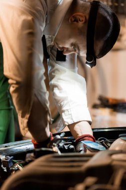 Tamirci Motor Tanılama Sorunları Çalışma Işığı Altında Hassasiyet.
