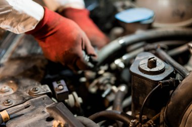 Otomotiv Atölyesinde Motor Bileşenlerini Kırmızı Eldivenlerle Tamir Etti.