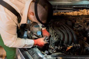 Tamirci Atölyede Teşhis Aletleriyle Motor Tamiri Yapıyor.