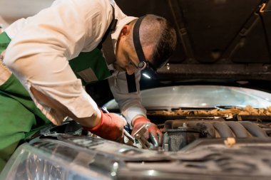 Profesyonel Aletlerle Kaput Altında Yetenekli Tamir Motoru.