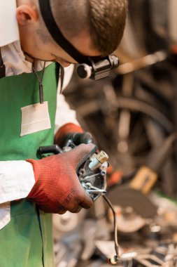 Atölyedeki Yetenekli Tamirci Motor Bileşeni.