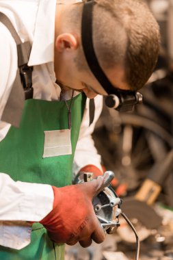 Atölyede Motorsiklet Tamirinde Yetenekli Tamirci.