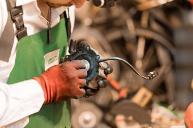 Atölyedeki Motor Bileşeni Üzerine Yetenekli Tamirci Hassasiyet Çalışması.