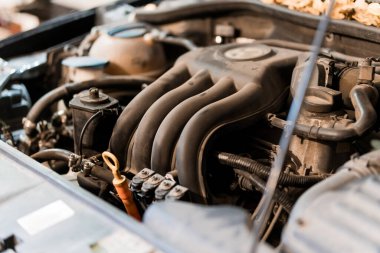 Otomotiv Motoru Yakından Görünümü Bir Arabanın Kaputunda Ortaya Çıktı.
