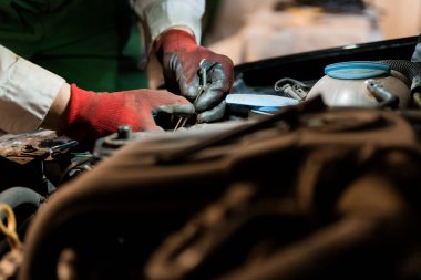 Eller Araç Motoru ve Mekanik Bileşenlerle Çalışıyor.