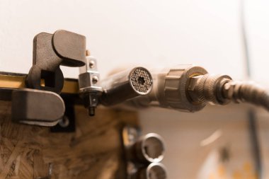 Bir Atölye Ayarında Metal Boru Sığdırma ve Kıskacının Yakın Çekimi.