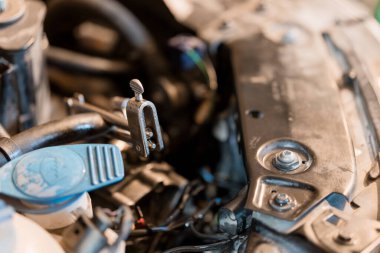 Mekanik Bileşenli Bir Araba Motorunun Yakın Görüntüsü.