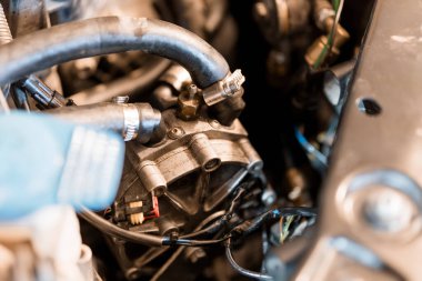 Kompresör ve Hortumlara Odaklanan Otomotiv Motor Bileşenlerinin Yakın Çekimi.