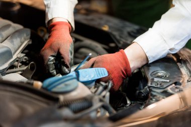 El bir araba motor çalışan bir mekanik.